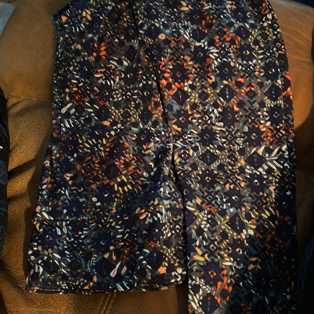 LulaRoe - such an abstract unique design - soft and buttery leggings